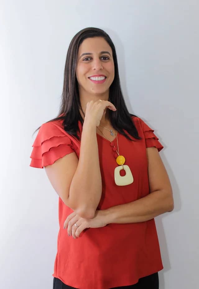 Louise Diná sorrindo