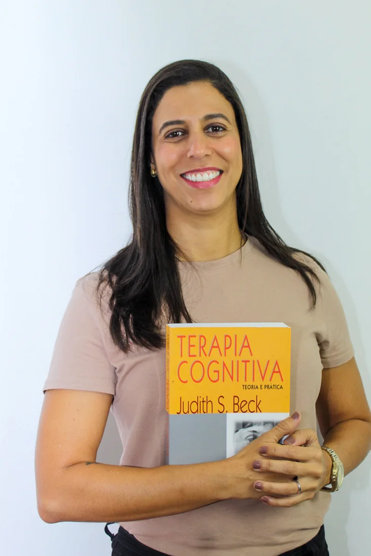 Louise Diná com livro sobre Terapia Cognitiva